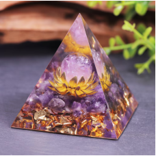 Piramida orgonica obsidian si lotus cu foita de aur VeliumCraft, 5x5 cm, generatoare de energie, cu cristale vindecatoare si pietre naturale, pentru meditatie si energie pozitiva, model unicat, modele unicate violet si gold