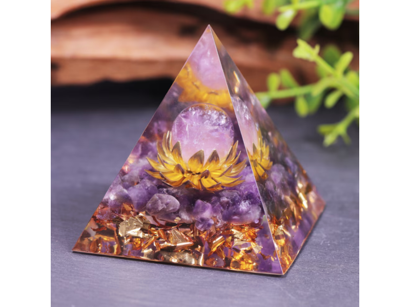 Piramida orgonica obsidian si lotus cu foita de aur VeliumCraft, 5x5 cm, generatoare de energie, cu cristale vindecatoare si pietre naturale, pentru meditatie si energie pozitiva, model unicat, modele unicate violet si gold